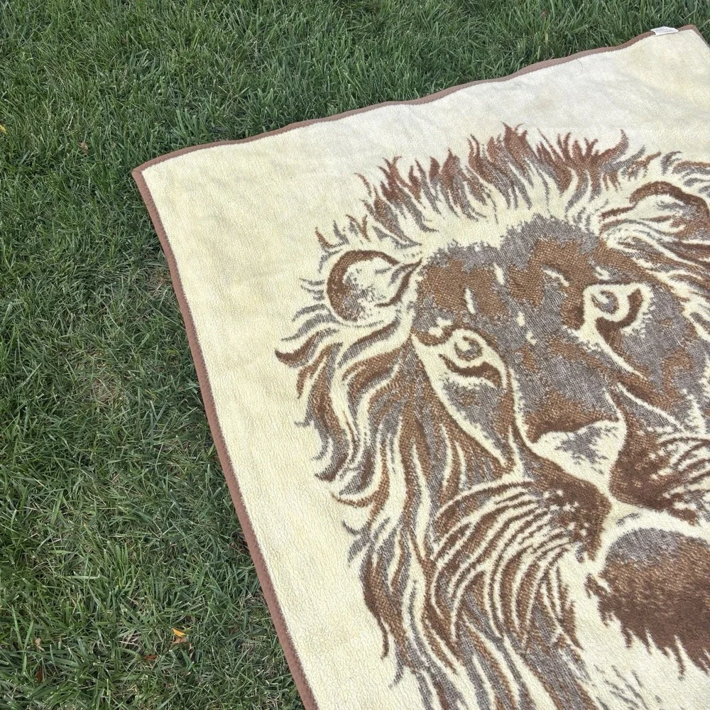 Vintage Lion Blanket Throw Acrylic Crown Crafts Vuteks Brown Reversible 60x80
